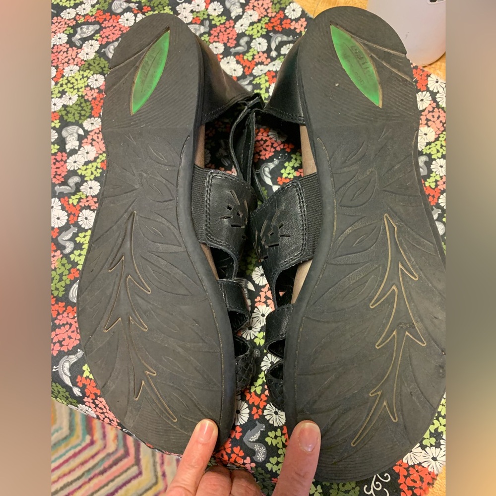 Women’s Earth Brand Black Cutout Black Leather Gladiator Sandals - Picture 4 of 4